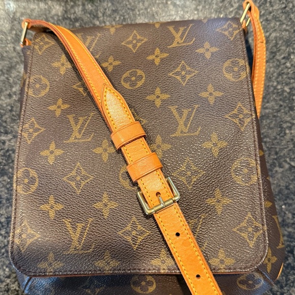Authentic Louis Vuitton Musette Salsa Short Shoulder Bag - Picture 5 of 12